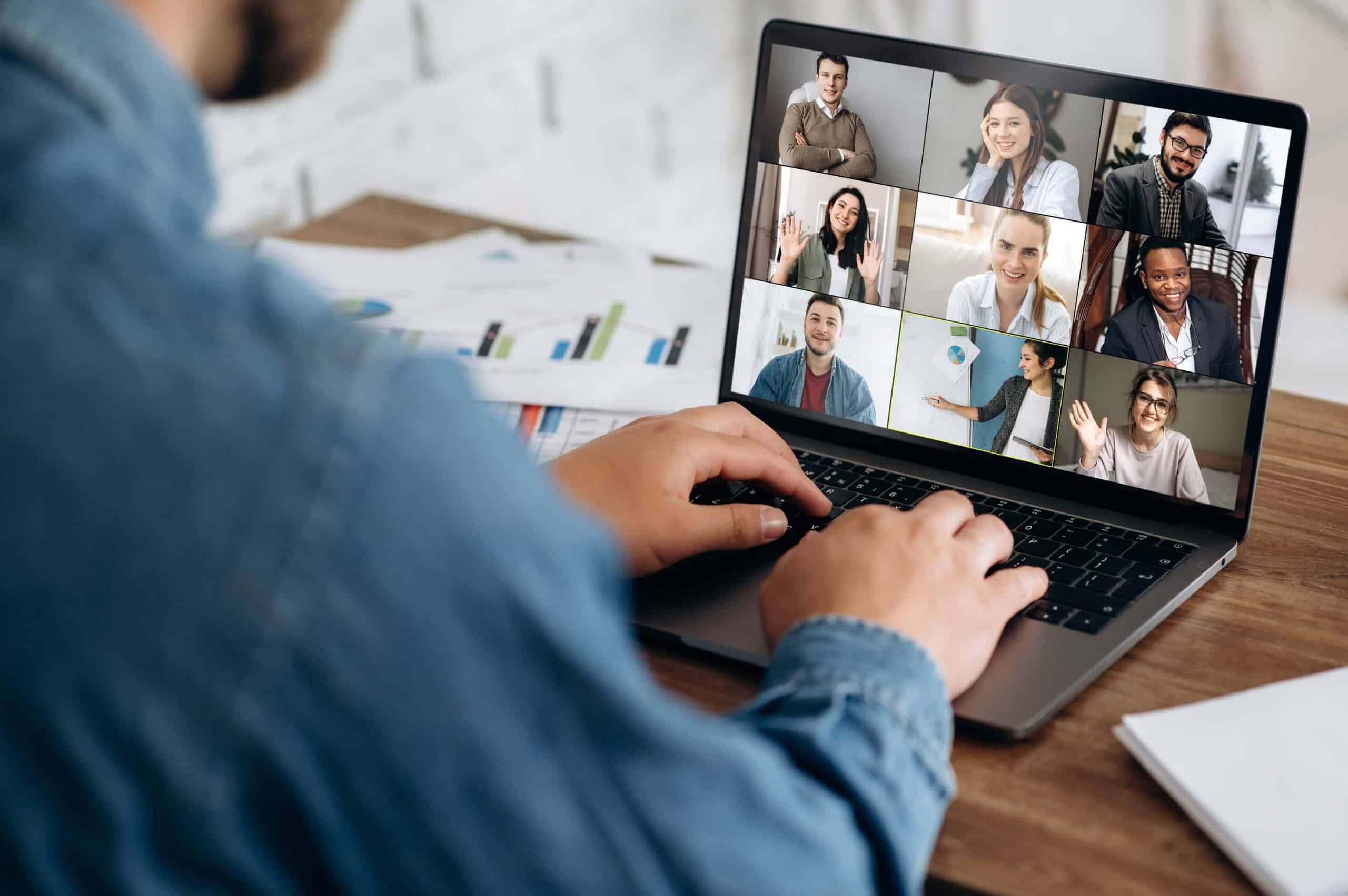 Laptop mit Videokonferenz und mehreren Teilnehmern - Webmeetings