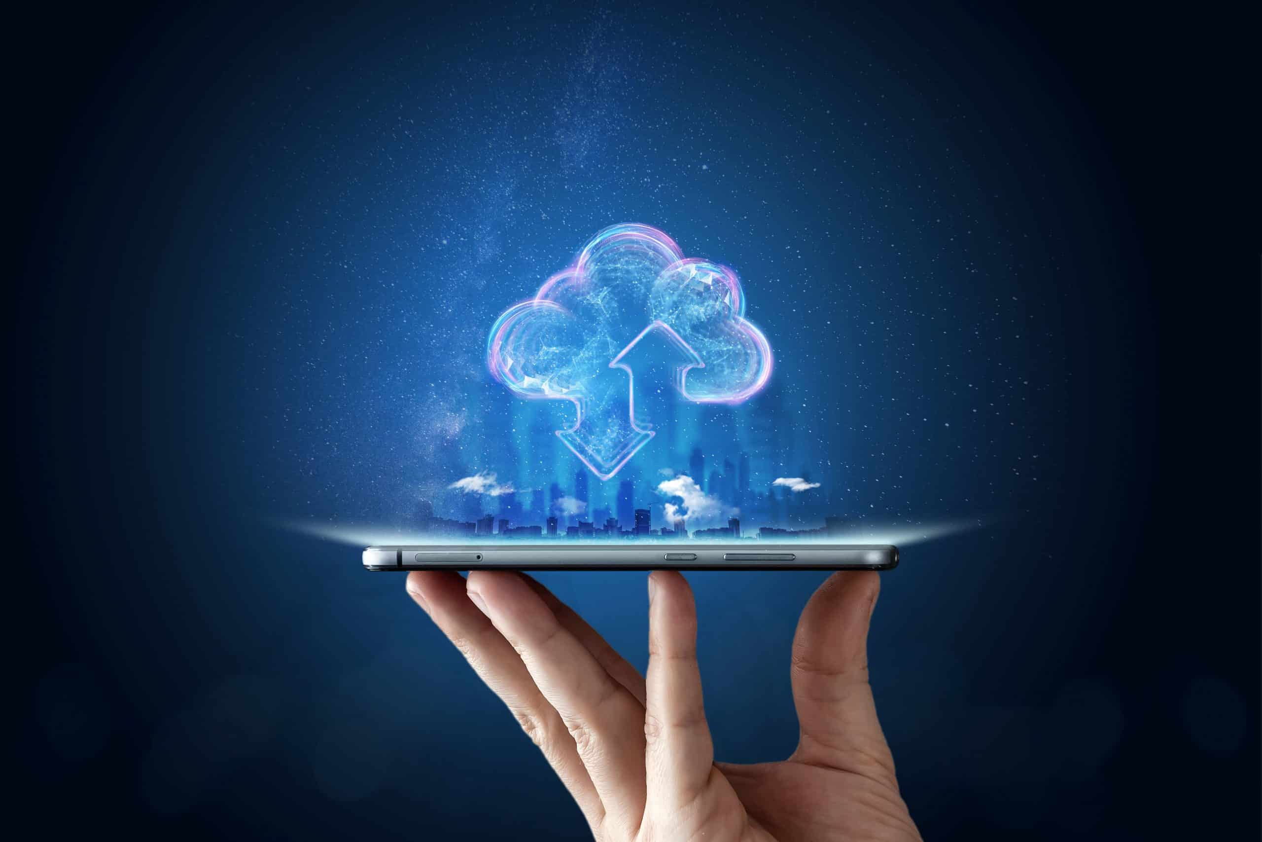 Cloud verstehen: Leuchtende Cloud-Grafik über einem Tablet in einer Hand