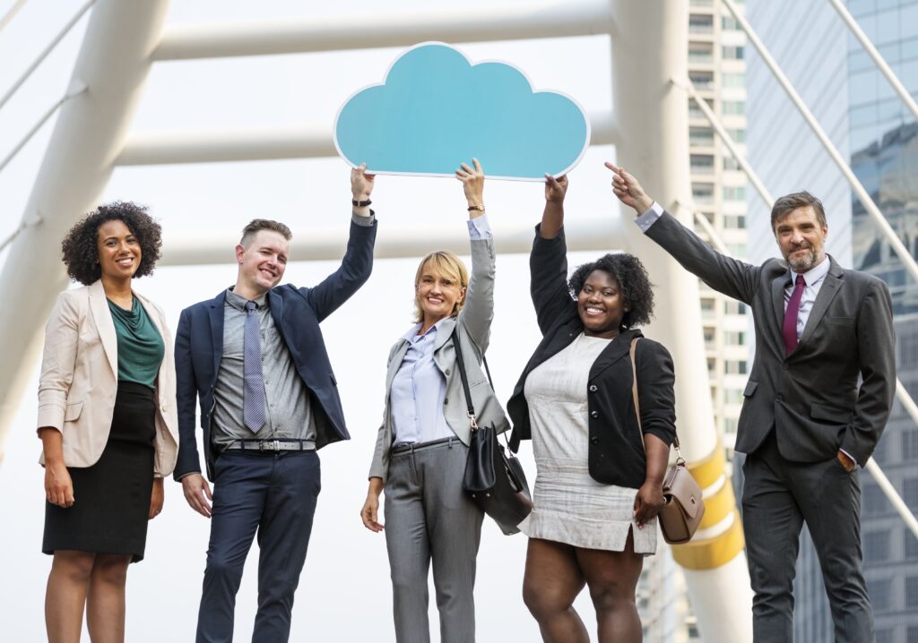 Business-Team präsentiert große Cloud-Symbol-Grafik