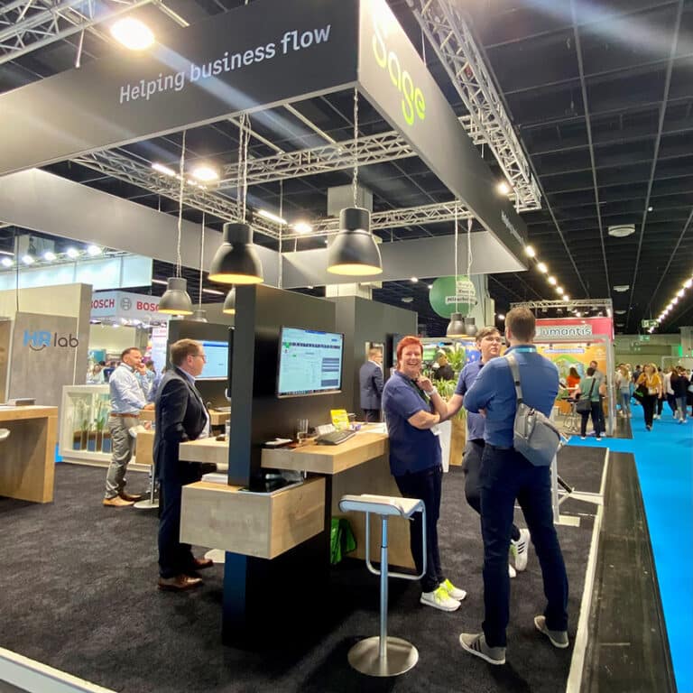 Sage Messestand Zukunft Personal Europe mit Mitarbeitern im Gespräch