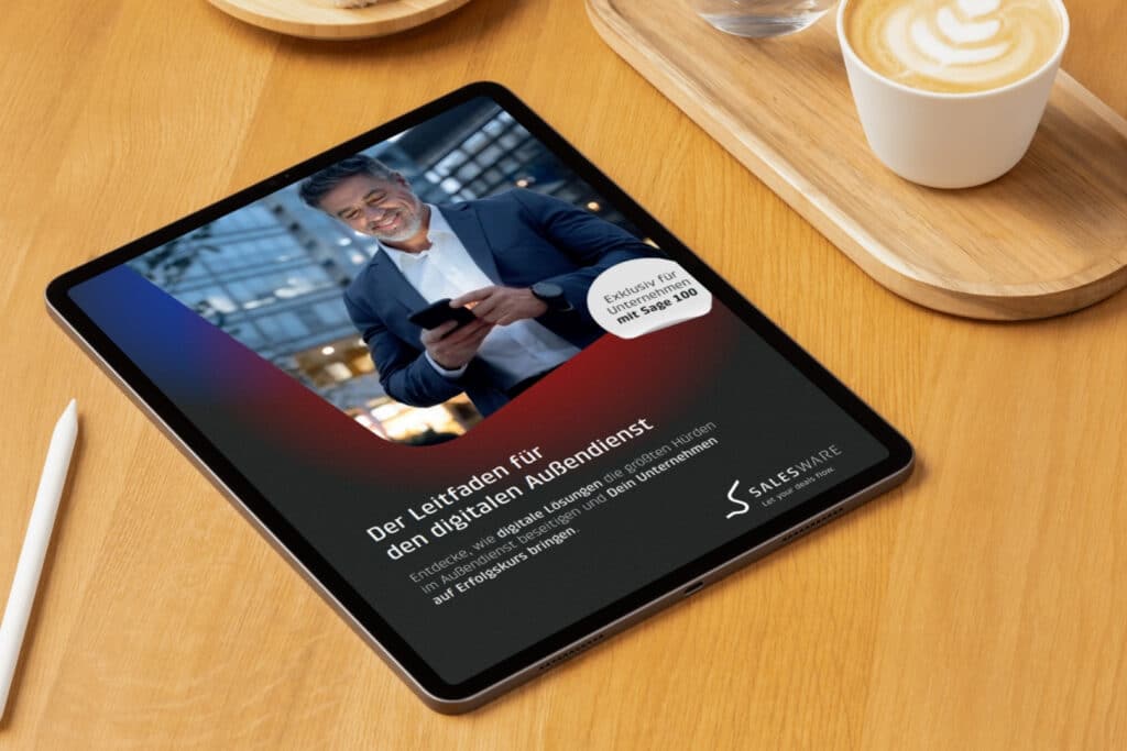 Salesware: Tablet mit geöffnetem Whitepaper und lächelndem Mann, der auf sein Smartphone schaut