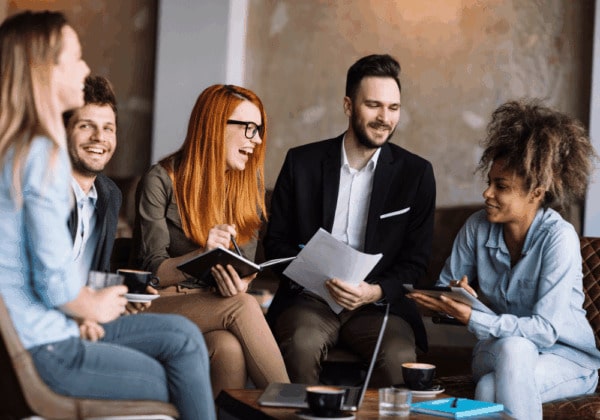 erfolgreiche Unternehmen: Junges Team im Gespräch während eines kreativen Meetings
